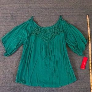 Cold shoulder woven top